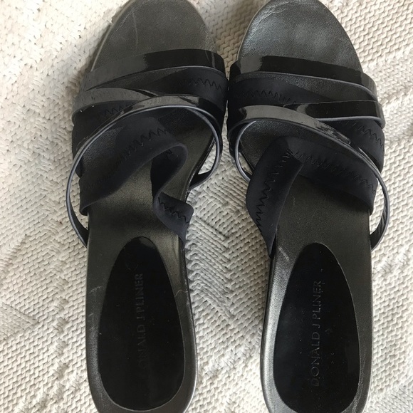 Donald Pliner 8.5: black wedges - Picture 3 of 10